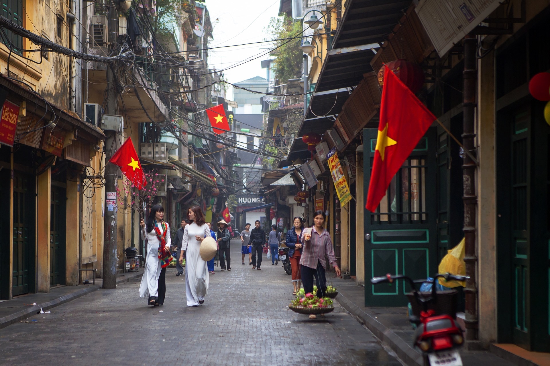 Vietnam：Historic Old Towns, Picturesque Mountains and Pristine Beaches