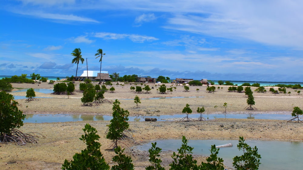 Kiribati：A Nation of Atolls and Coral Islands with Turquoise Blue and 