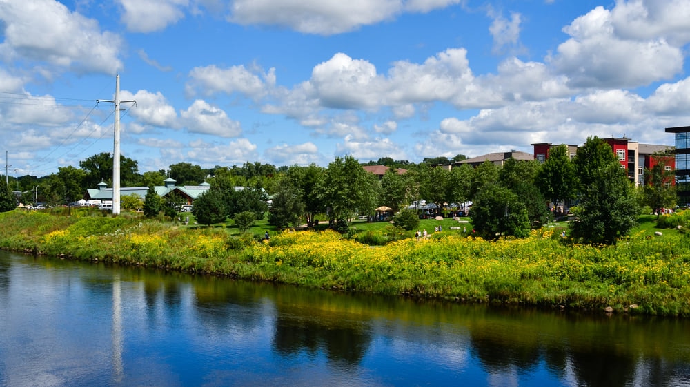 Eau Claire：Explore Gorgeous Bike Trails Along the Chippewa Falls River and Discover Wisconsin’s Hidden Gems