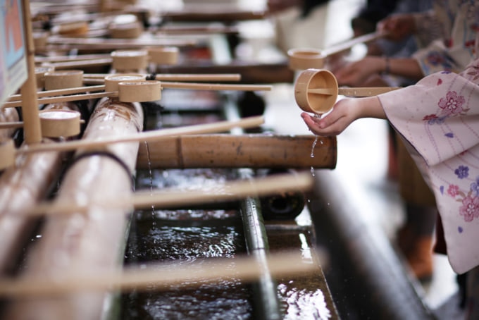 Purify your body with cleansing water before entering the shrine.