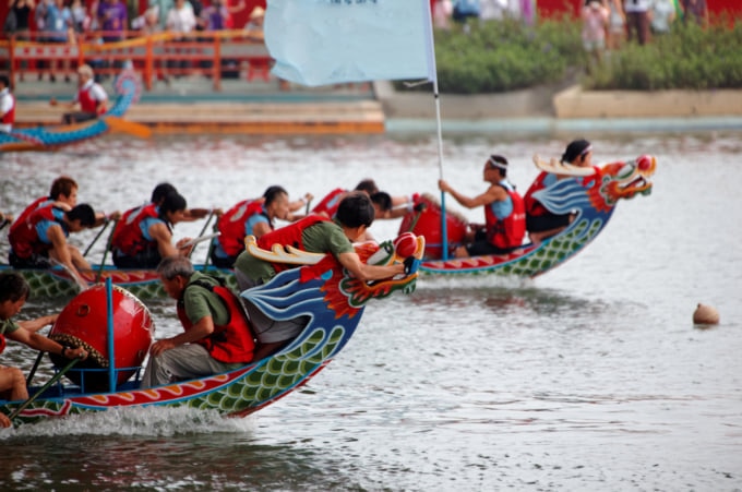 incredible festivals to see in Taiwan, dragon boat racing