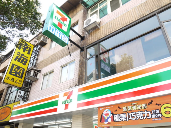 7/11 convenience store in Taiwan with air conditioning