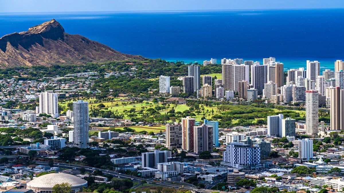 Tantalus Hill Lookout is a must-visit scenic spot for sightseeing in Honolulu!