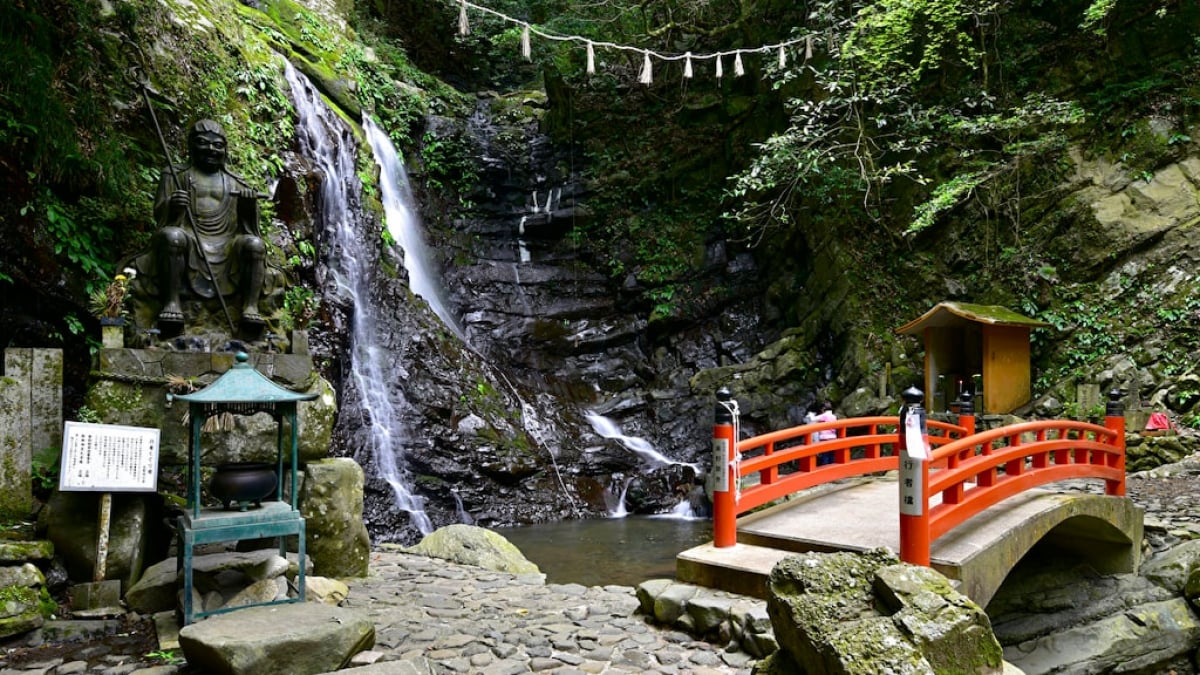 Experience Waterfall Meditation at These Recommended Spots