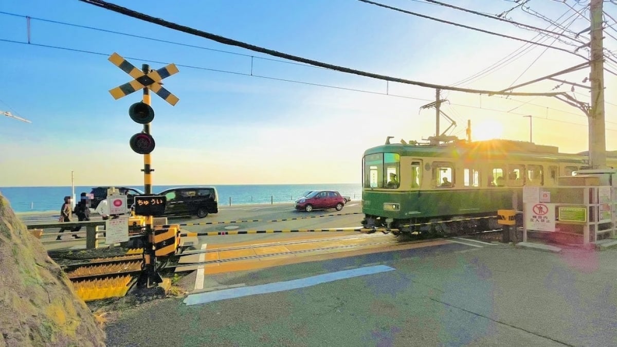 [SLAM DUNK] Where Is the Railroad Crossing? Here’s the Famous Crossing in Front of Kamakura High School on the Enoden Line!