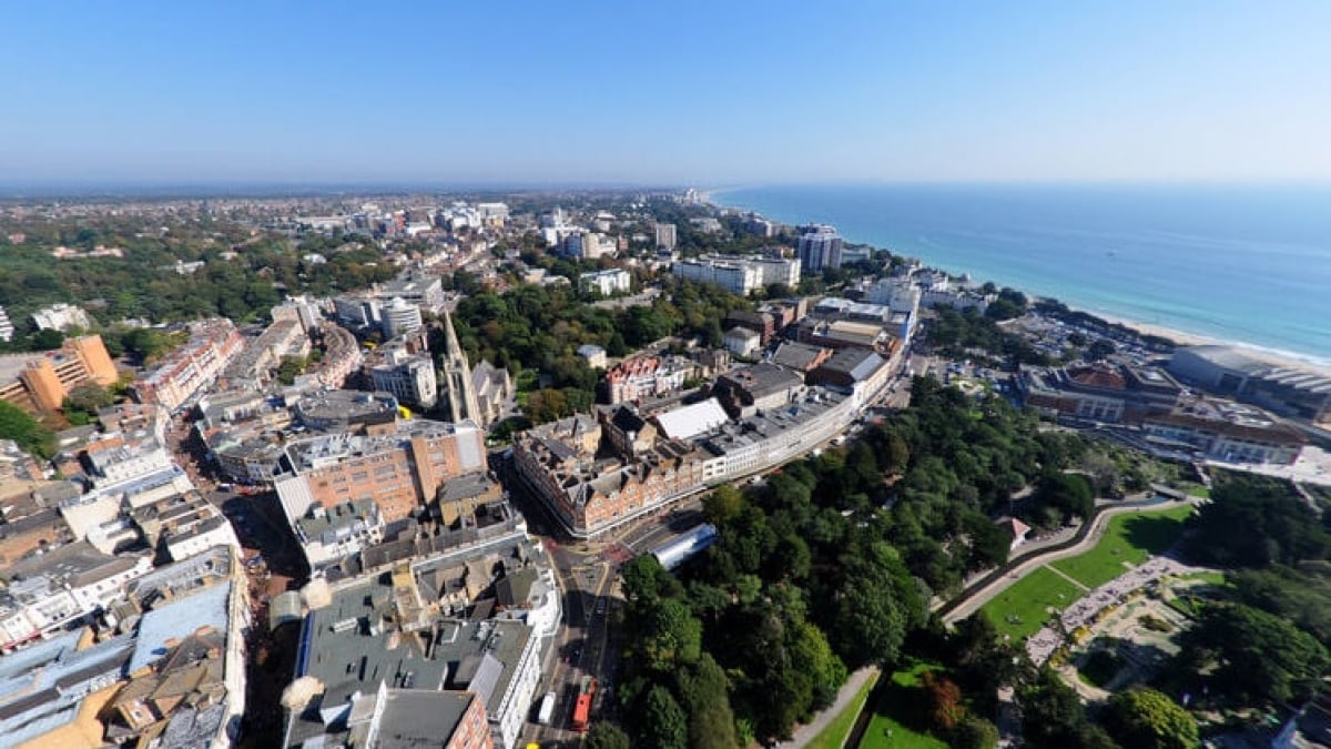 A comprehensive introduction to the tourist spots and attractions of Bournemouth, a seaside town in the southwest of England!