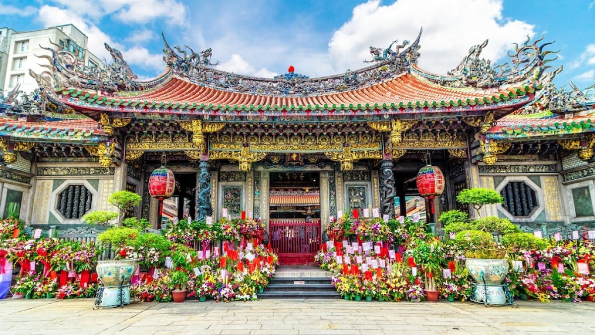 Introducing the Highlights and Worship Methods of Taipei’s Longshan Temple