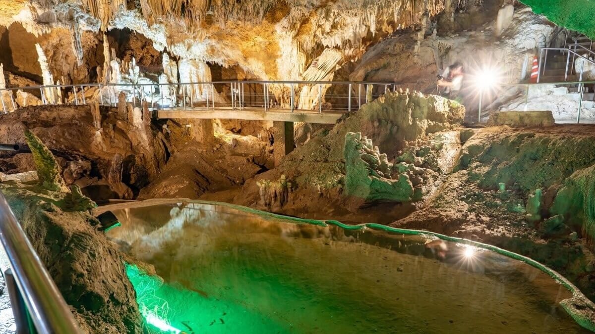 Experience the fantastic underground world at Ishigaki Island Limestone Cave | A great spot for rainy days