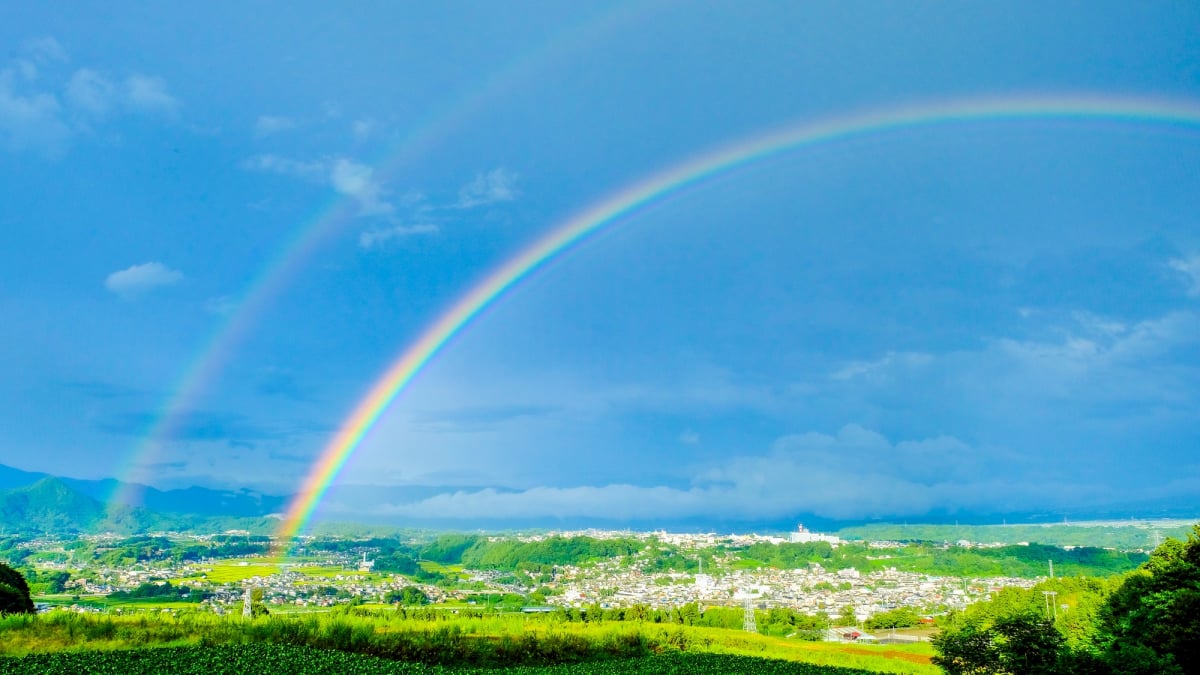 A double rainbow appears after the rain! Is a double rainbow a sign of good luck?