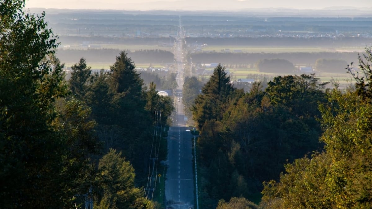 The Nameless Observation Deck along the ‘Road to the Sky’ is a convenient sightseeing spot located near the center of Shari Town