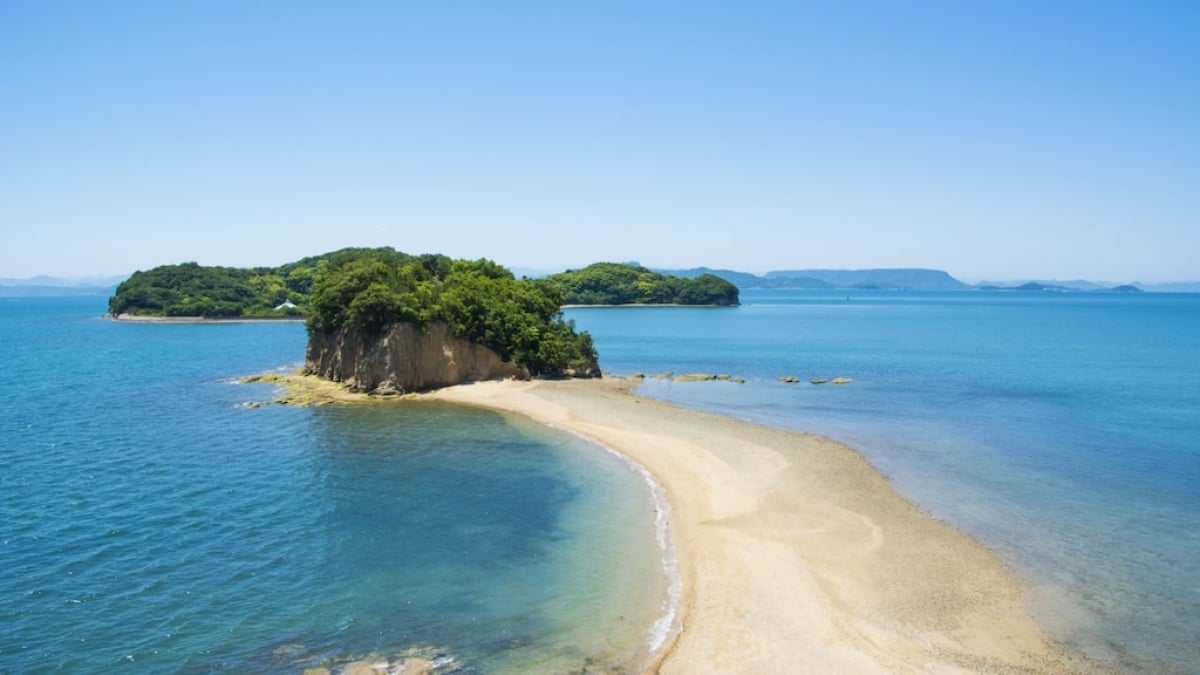 Enjoy a romantic sightseeing experience at Angel Road, the most popular spot on Shodoshima