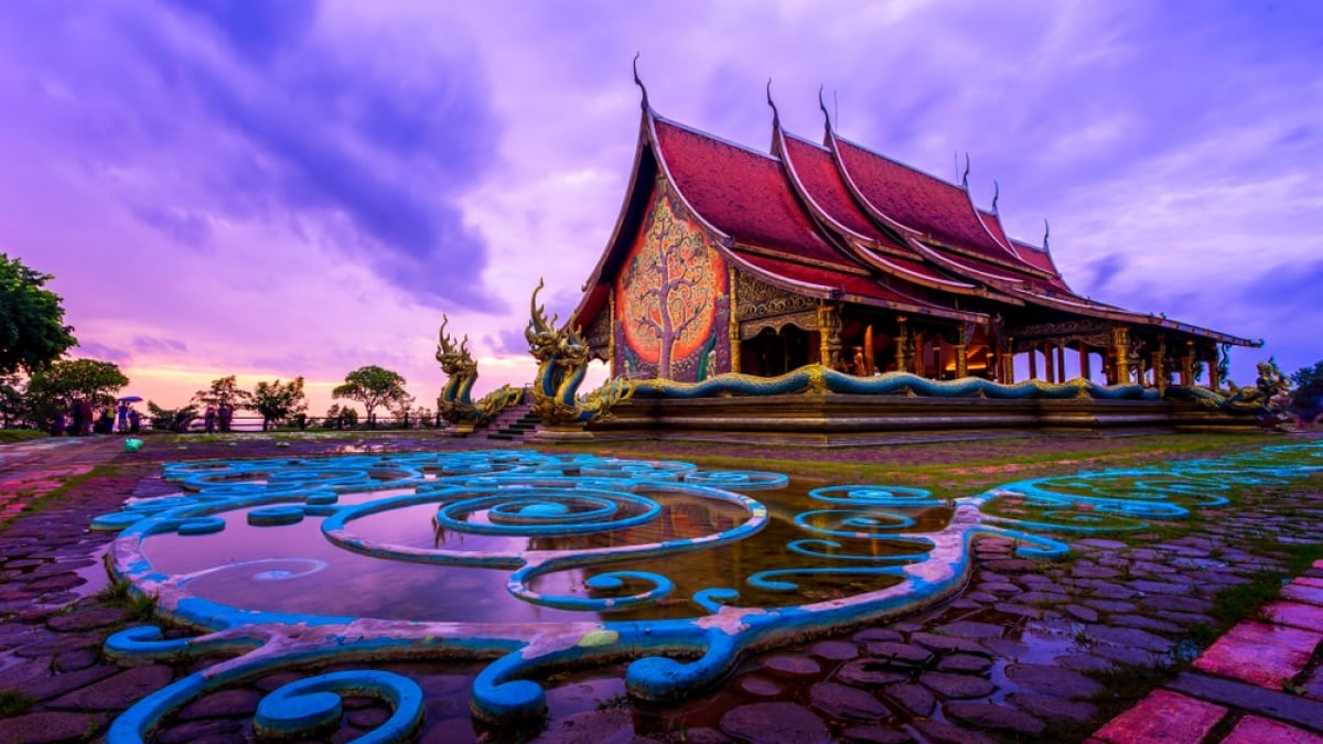A Temple That Glows in the Twilight!? Recommended Tourist Spots in Ubon Ratchathani