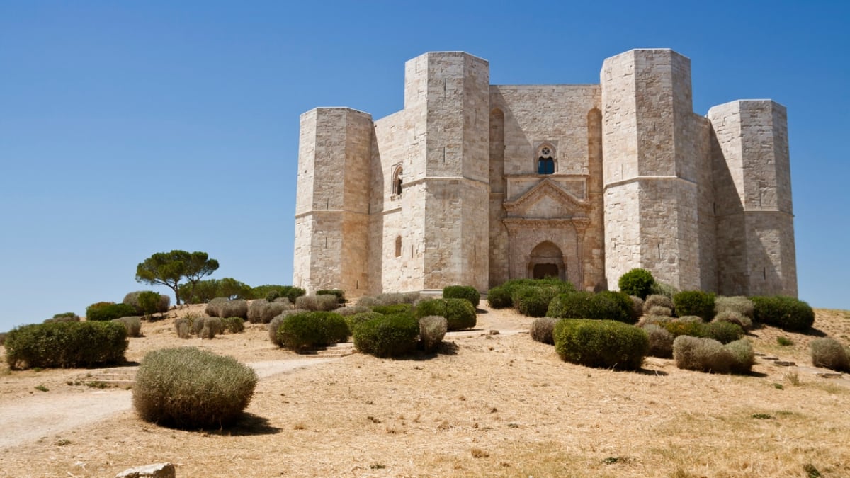 【World Heritage】What is Castel del Monte in Andria? | A Spot Full of Mysteries