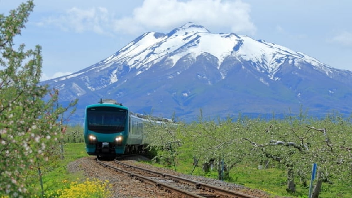 The Ultimate Travel Guide to Mount Iwaki — “Tsugaru Fuji” of Aomori: Scenic Drives & Hiking Tips