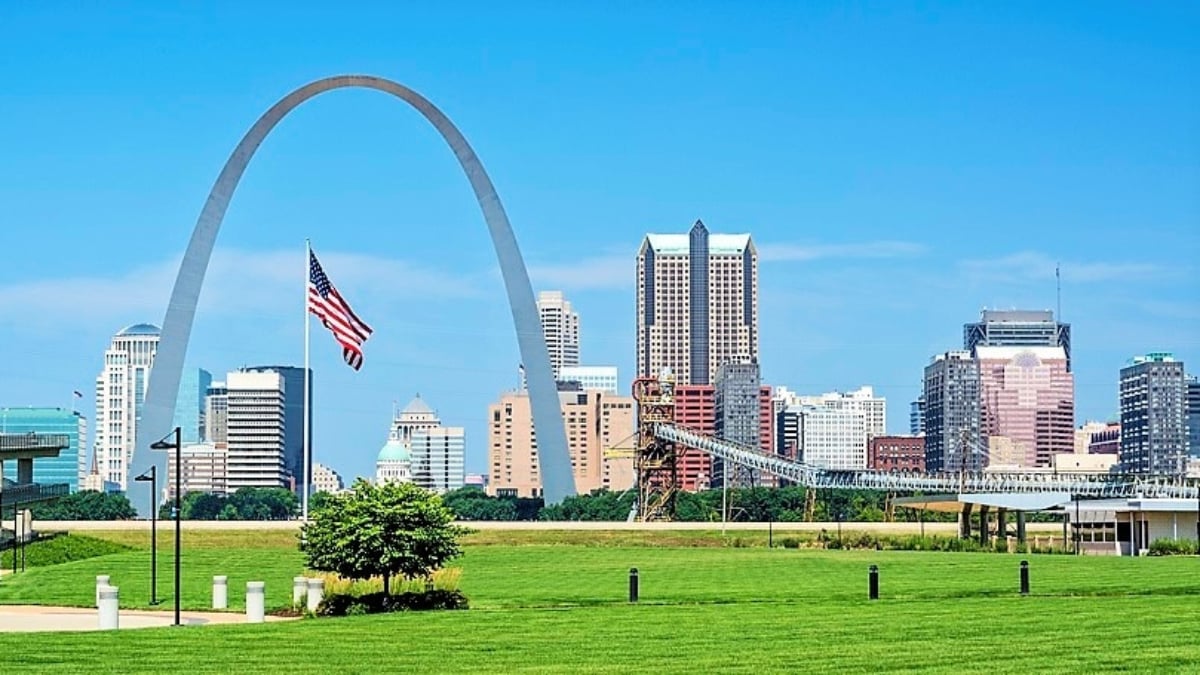 These are the souvenirs you should buy in St. Louis, Missouri! Here are our top recommendations!