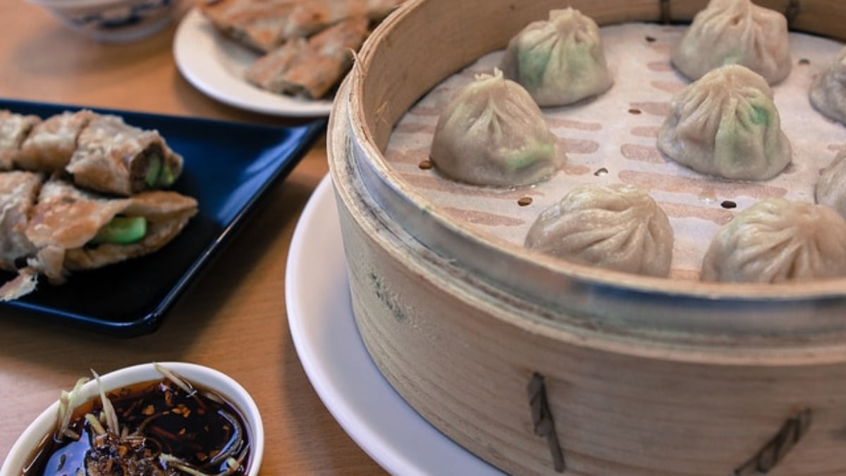 The north side of Kaohsiung Station is a treasure trove of gourmet food! Enjoy the delicious Taiwanese cuisine!