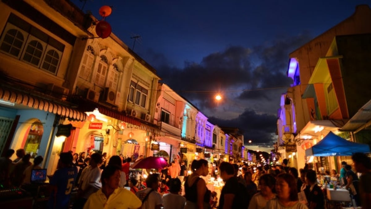 Get fully immersed in the local atmosphere! Nightspots in Phuket Town