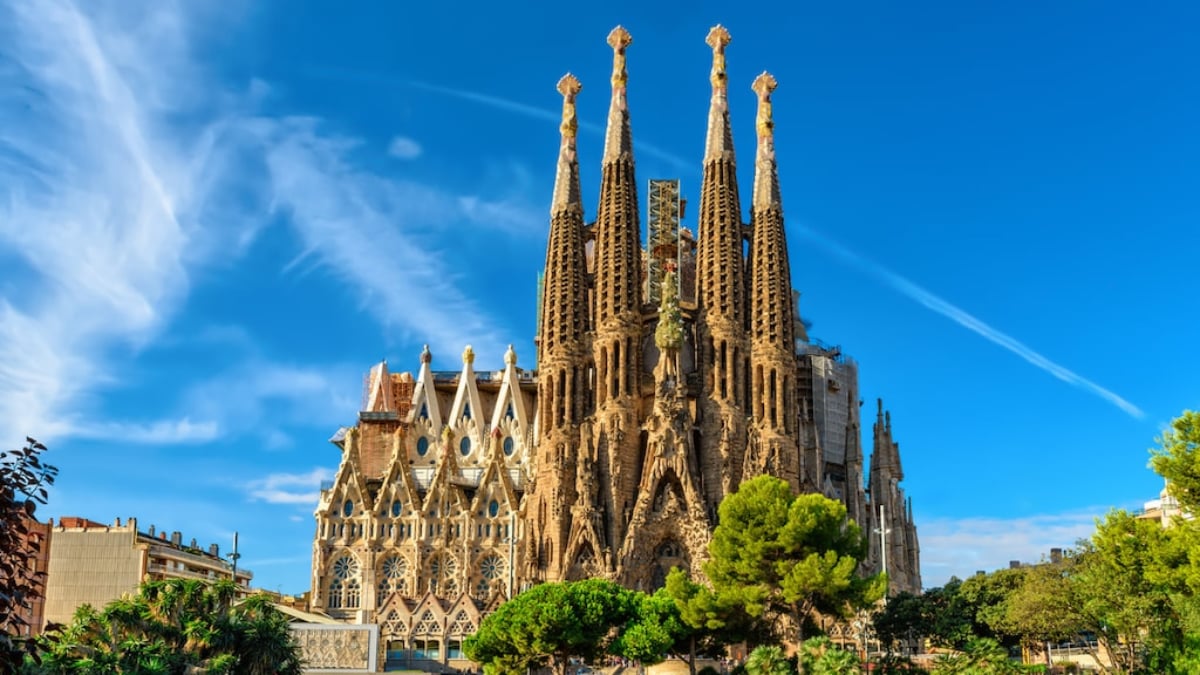 Finally completed?! A complete guide to the “Sagrada Família” that continues to captivate the world
