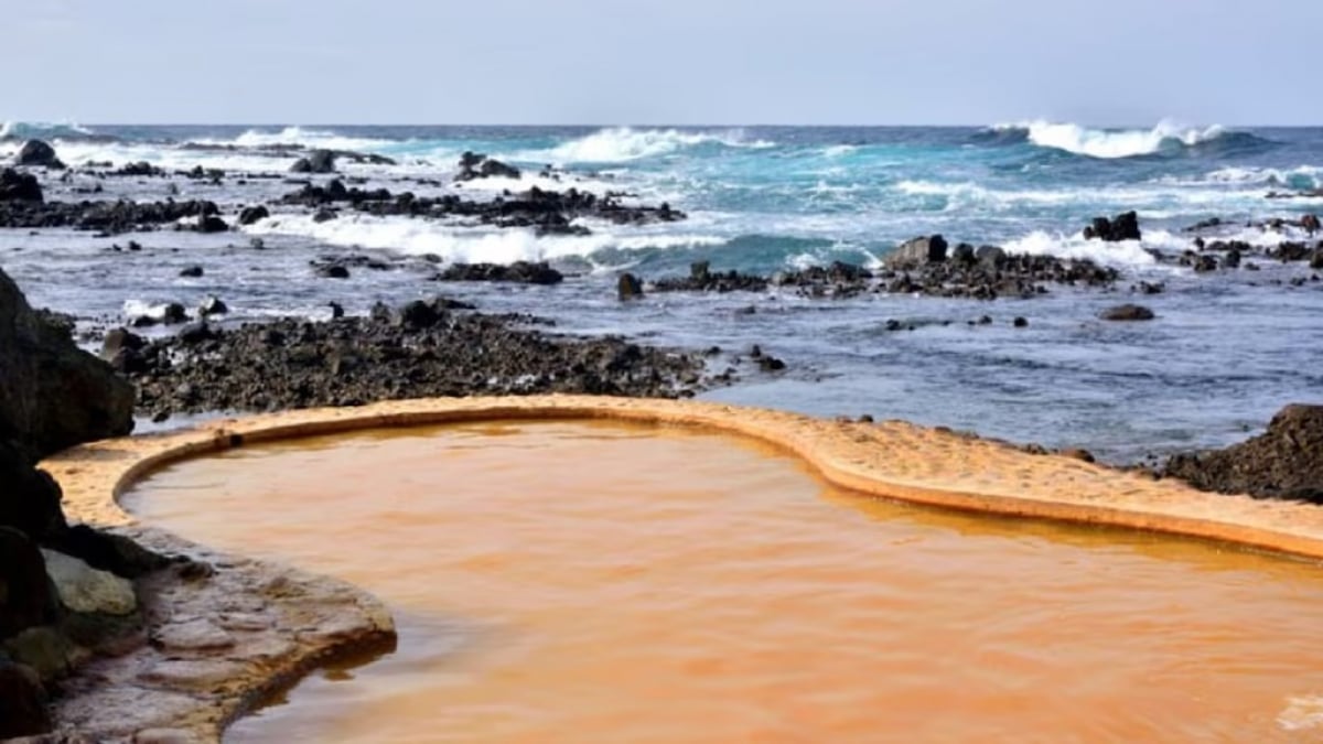 A sightseeing trip to Koganezaki “Furofushi Onsen”: The rough waves and sunset of the sea of Japan seen from an open-air seaside bath