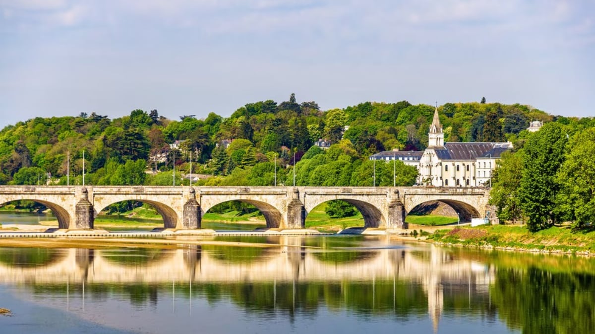 What souvenirs should you buy when visiting tours in Central France?