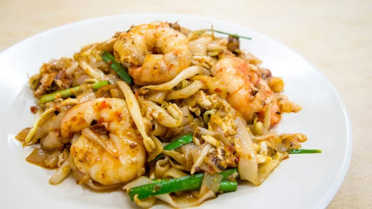 Looking for cheap eats around Marina Bay in Singapore? Here are 4 popular spots!