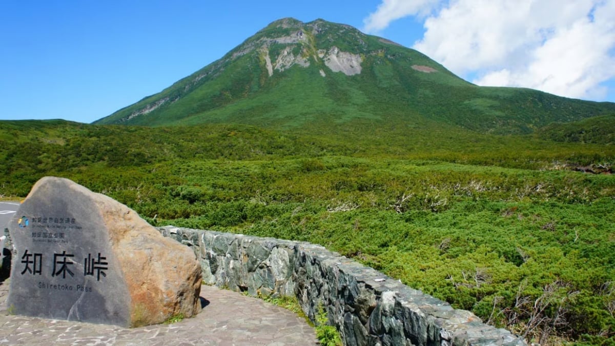 Rausu-dake, One of the 100 Famous Mountains of Shiretoko | Not easy, but a popular mountain that heals with stunning views and hot springs
