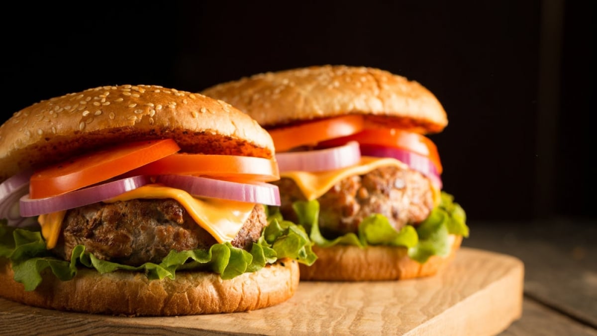 We’ll introduce you to some of Brooklyn’s most popular burger places!