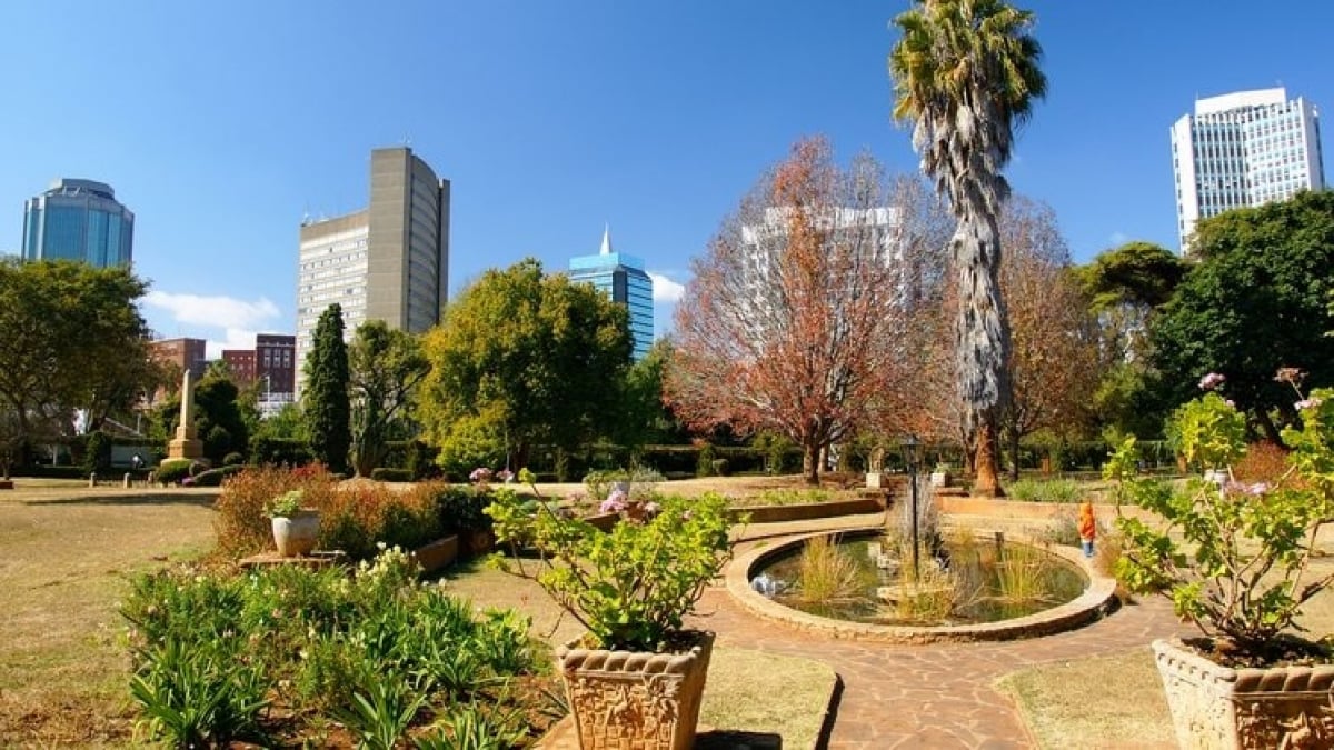 Introducing Zimbabwe’s traditional arts and modern shopping spots!
