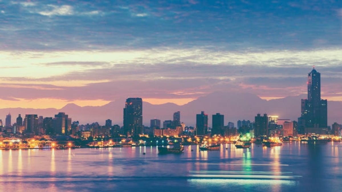 Recommended sightseeing spots around Kaohsiung Harbor, towered over by Giant Port Cranes