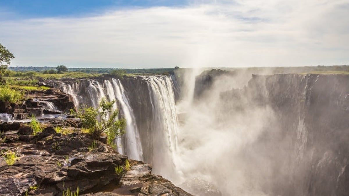 Let’s enjoy the World Heritage Site Victoria Falls in Zambia and Zimbabwe!