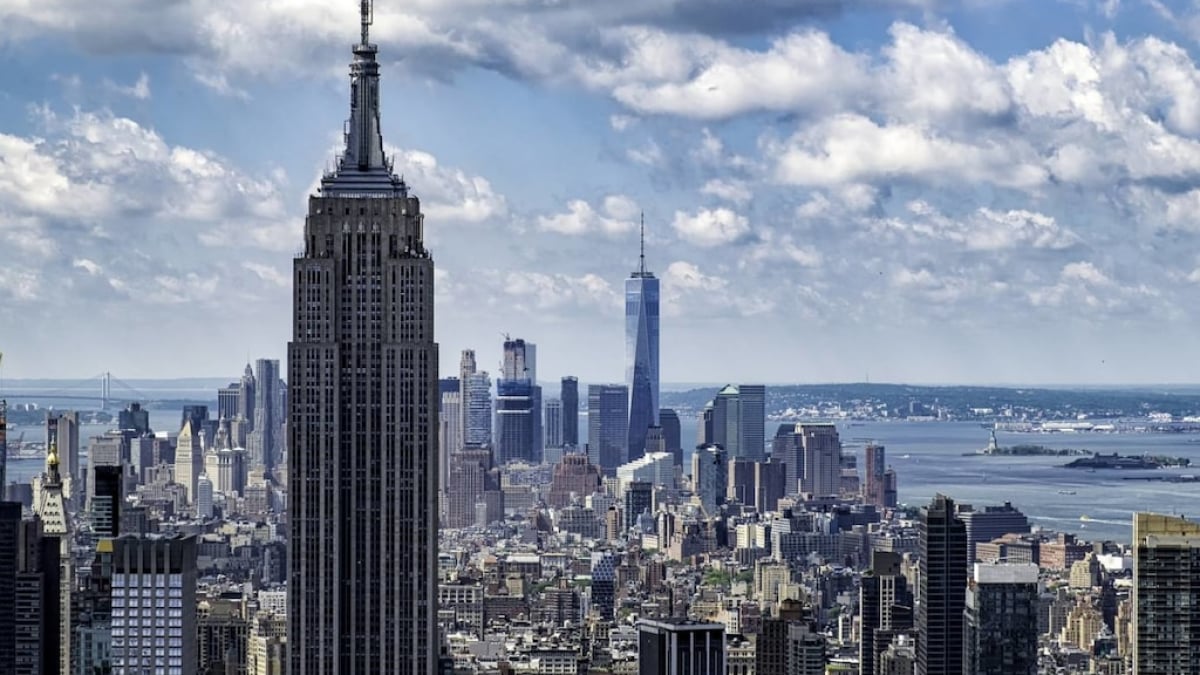Let’s look down at the night view of New York from the observation deck of the Empire State Building!
