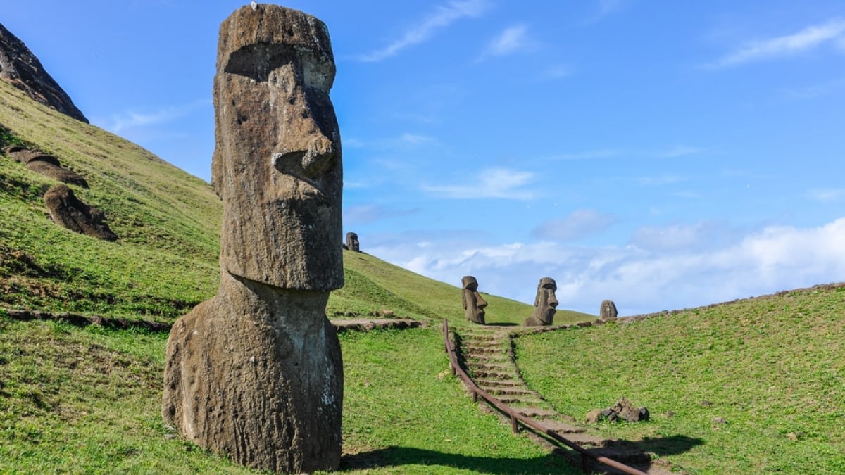 7 Tourist Spots in Easter Island, Chile! The Mysterious Isolated Island Floating in the Pacific