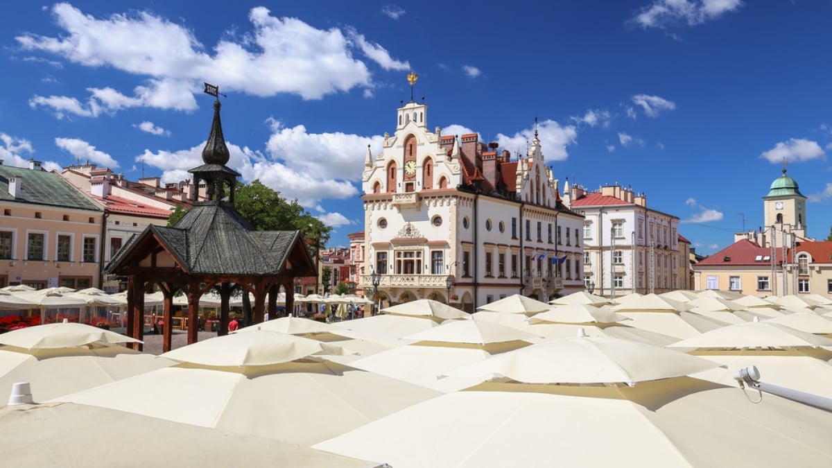 Recommended tourist spots in Rzeszów, a city of the machinery industry, lined with beautiful buildings