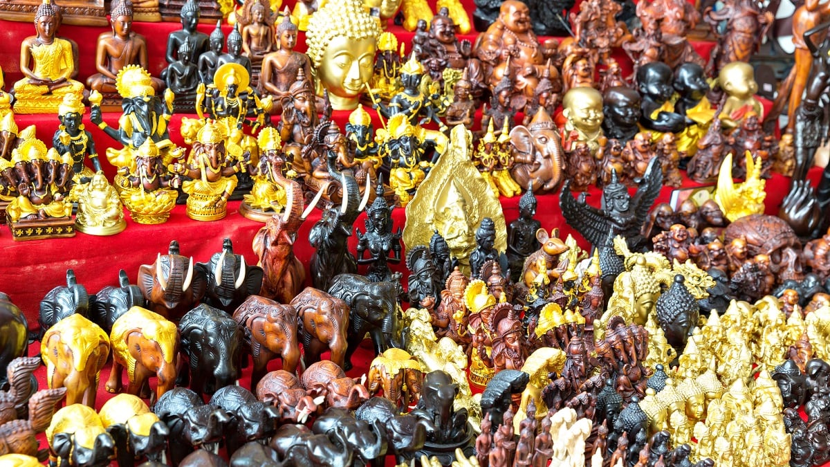 Top 3 Recommended Thai Souvenirs to Buy Around Bangkok’s Royal Palace