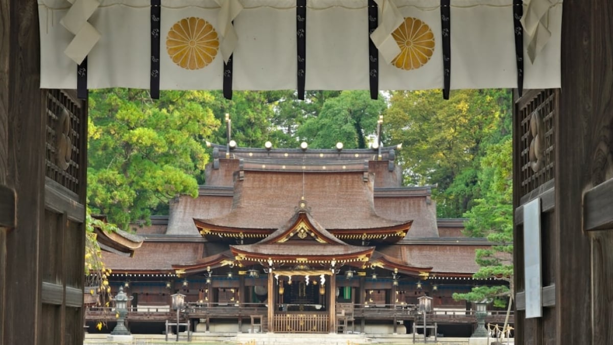Shiga’s Taga Taisha Shrine: Discover the Lucky Rice Paddle and Its Blessings for Longevity