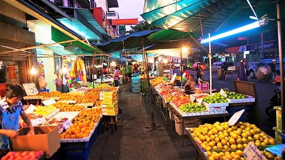 Every day a festival!? 3 unique markets around the Bangkok Royal Palace