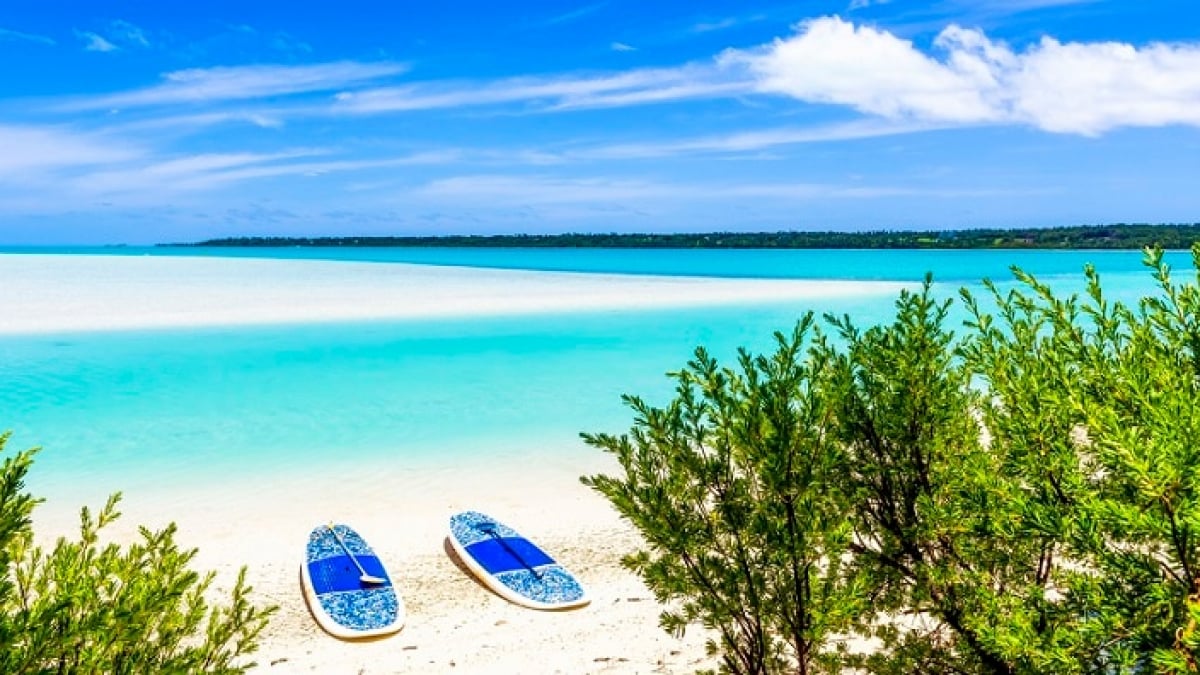 Tropical resort of volcanoes and beautiful coral reefs: Shopping in the Cook Islands