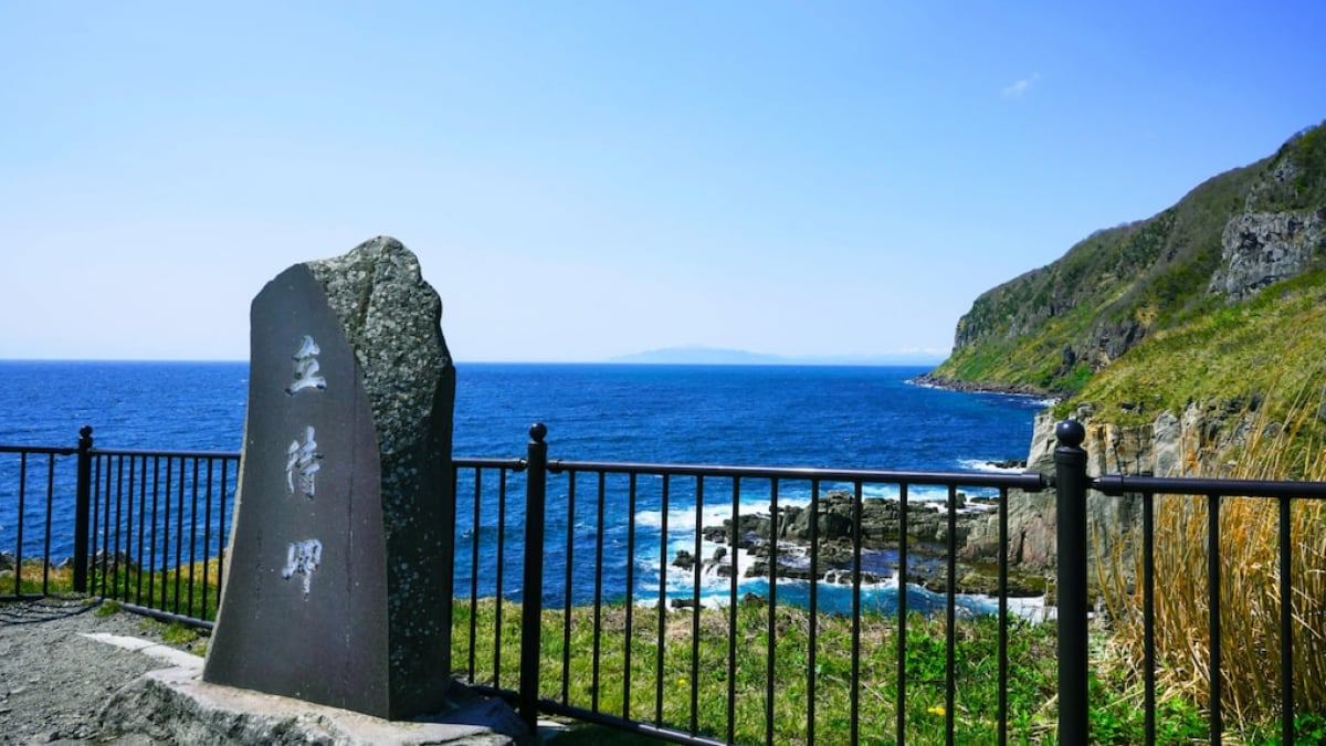 From the Southeastern of Mount Hakodate, “Tachimachi Cape,” you can gaze out over the sheer cliff coastline and toward the Shimokita and Tsugaru Peninsulas.